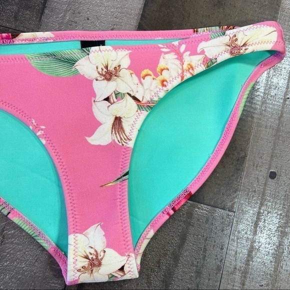 Triangl Floral Bikini Bottom size XL - Picture 9 of 9